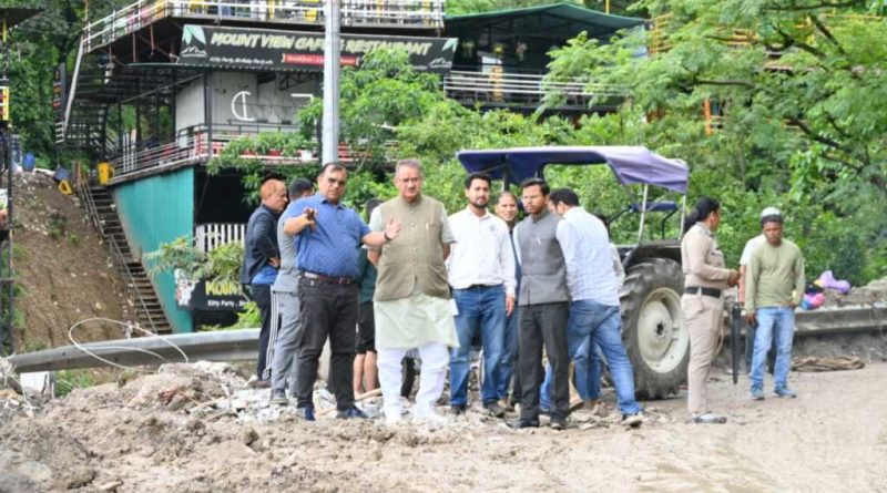 देहरादून-मसूरी मार्ग के क्षतिग्रस्त मार्ग का मंत्री गणेश जोशी ने किया निरीक्षण, पुनर्निर्माण में तेजी के निर्देश