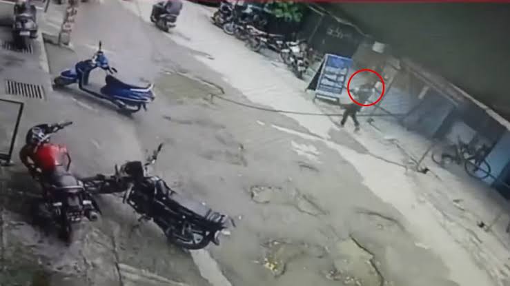 जुड़वां बच्ची का अपहरण कर भागा नशेड़ी, पुलिस ने घेराबंदी कर ऐसे बचाया